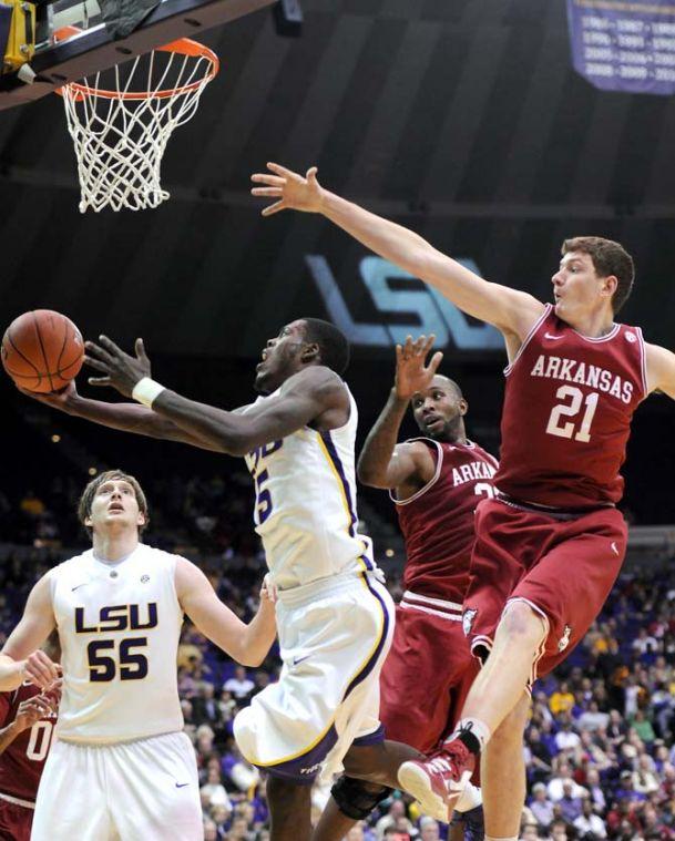 Men's Basketball: Tigers edge past Arkansas, 65-60