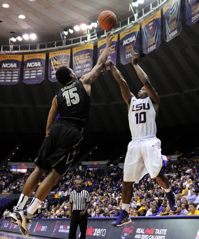 Men's Basketball: Tigers hold off Vanderbilt for win