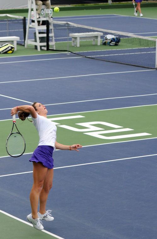 Women's tennis sweeps two in-state opponents