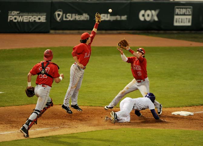 Baseball: LSU scores six runs in eighth inning to top Lamar, 8-1