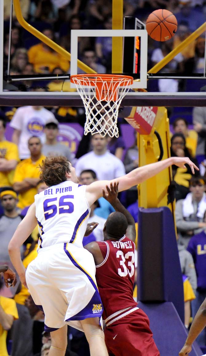 Men's Basketball: Tigers edge past Arkansas, 65-60