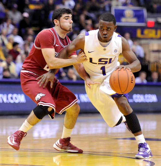 Men's Basketball: Tigers edge past Arkansas, 65-60