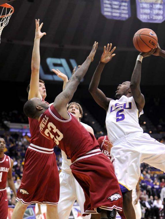 Men's Basketball: Tigers edge past Arkansas, 65-60