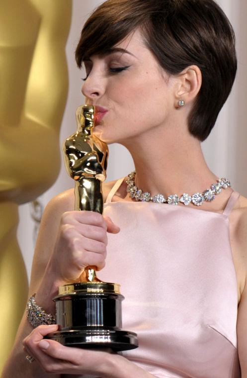 Anne Hathaway poses with her award for best actress in a supporting role for "Les Miserables" during the Oscars at the Dolby Theatre on Sunday Feb. 24, 2013, in Los Angeles. (Photo by John Shearer/Invision/AP)
 