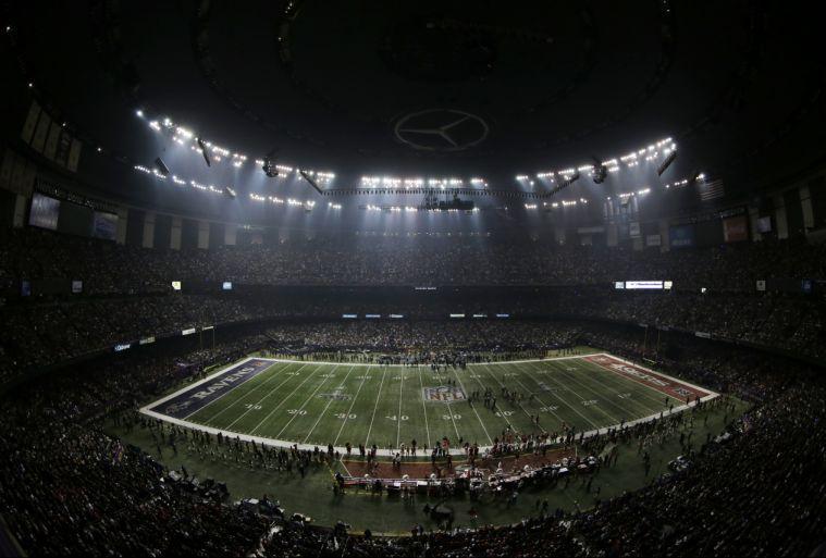 Fans and members of the Baltimore Ravens and San Francisco 49ers wait for power to return in the Superdome during an outage in the second half of the NFL Super Bowl XLVII football game, Sunday, Feb. 3, 2013, in New Orleans. (AP Photo/Charlie Riedel)
 