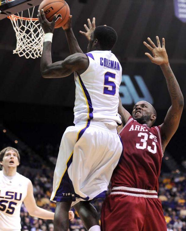 Men's Basketball: Tigers edge past Arkansas, 65-60