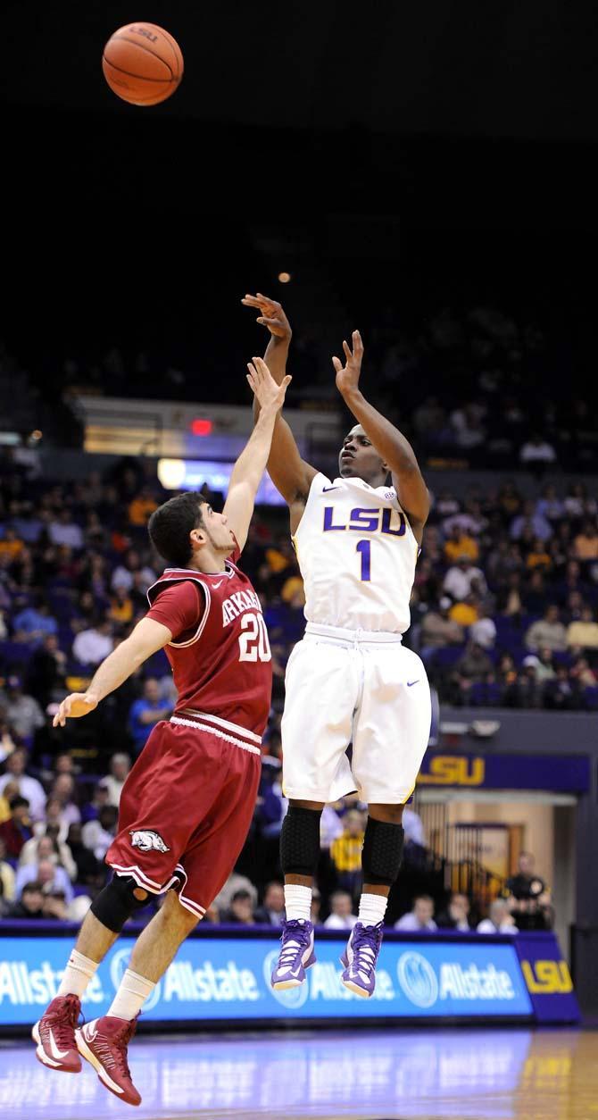 Men's Basketball: Tigers edge past Arkansas, 65-60