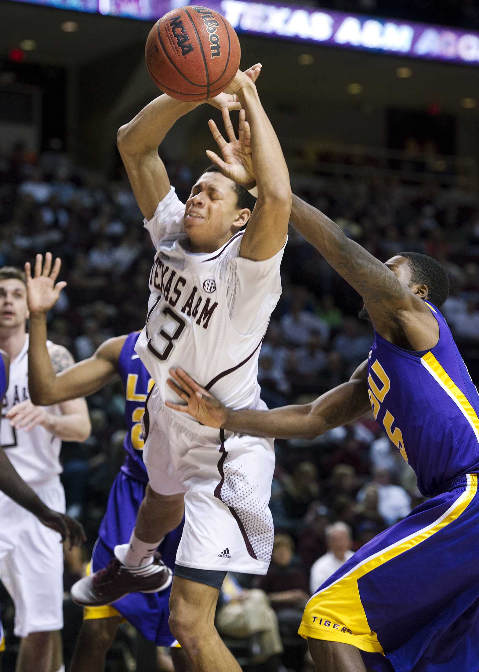 Men's Basketball: Tigers take final road contest at A&M, 68-57