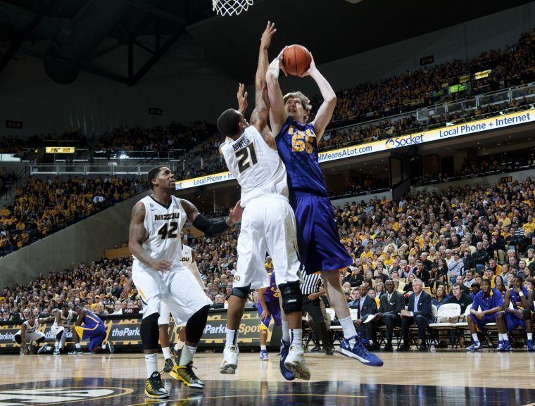 LSU's Andrew Del Piero, right, is tries to shoot over Missouri's Laurence Bowers, center, as Alex Oriakhi, left, moves in during the second half of an NCAA college basketball game Saturday, March 2, 2013, in Columbia, Mo. Missouri won the game 89-76. (AP Photo/L.G. Patterson)
 