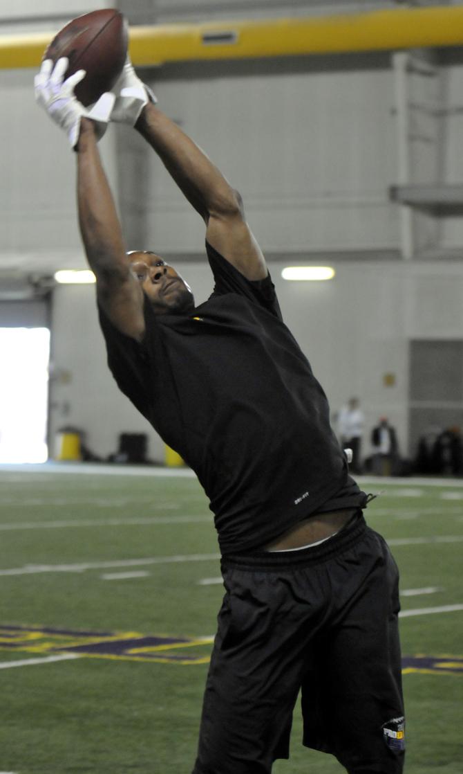 LSU senior wide reciever Russell Shepard (10) catches a pass Wednesday, March 27, 2013 during Pro Day at Football Operations Center.