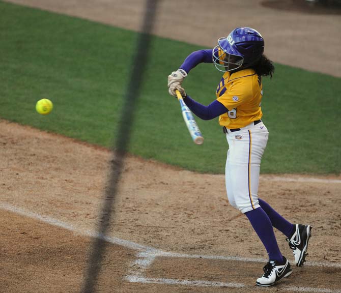 Softball: Simmons lifts LSU past Alabama in walk-off style