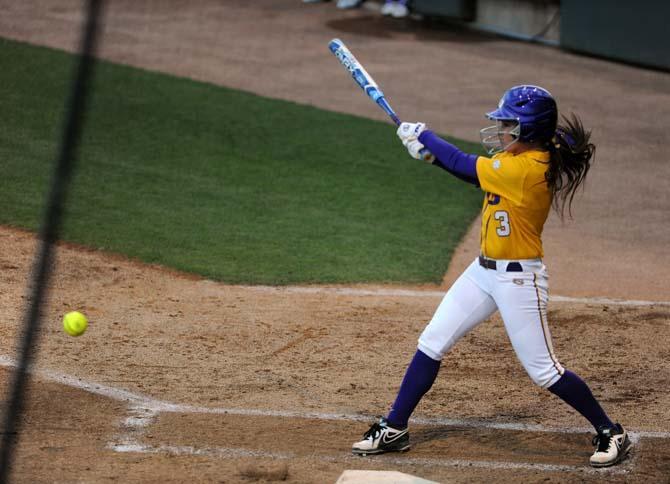 Softball: Simmons lifts LSU past Alabama in walk-off style