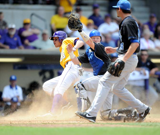 Offense explodes to complete sweep in 11-4 victory against Kentucky