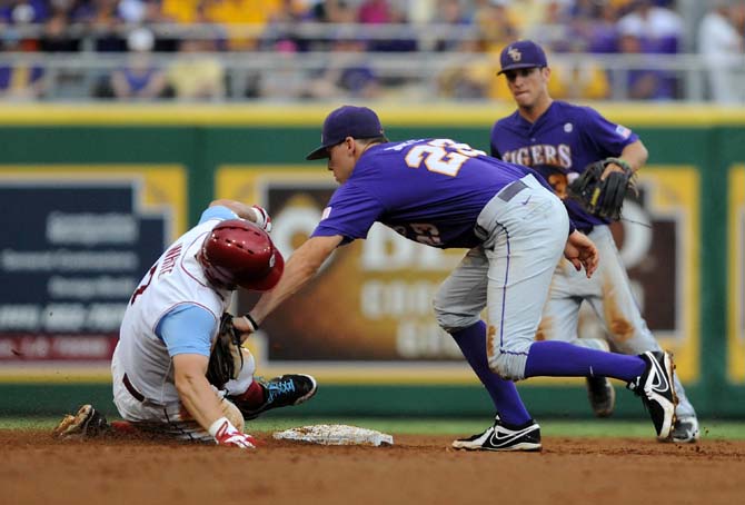 Tigers blow past Sooners, 11-1, to reach Omaha