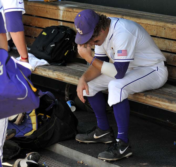 FINAL: UNC defeats LSU 4-2 to knock Tigers out of College World Series