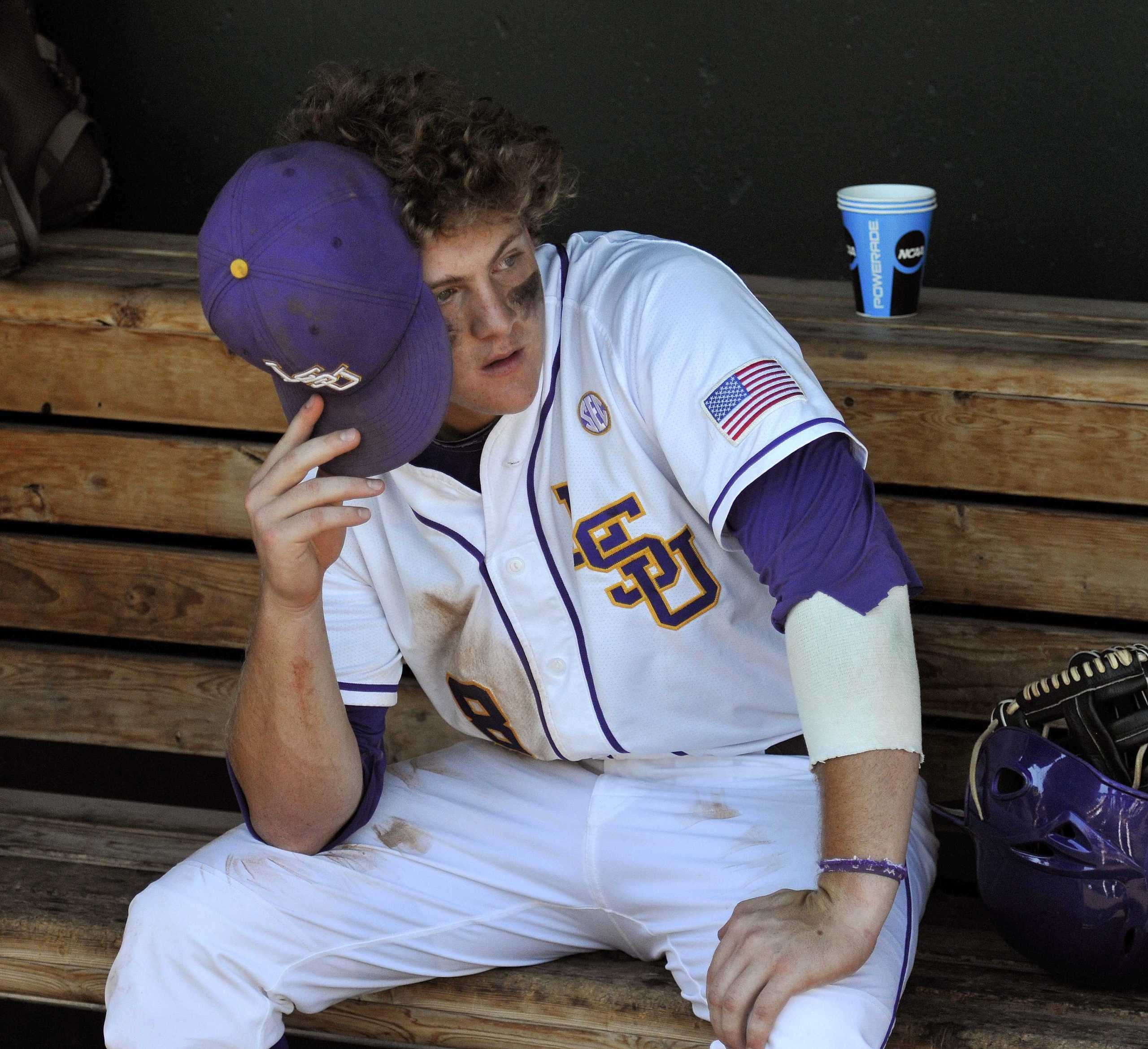 FINAL: UNC defeats LSU 4-2 to knock Tigers out of College World Series