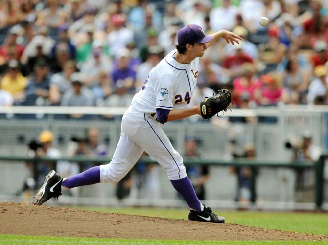 FINAL: UNC defeats LSU 4-2 to knock Tigers out of College World Series