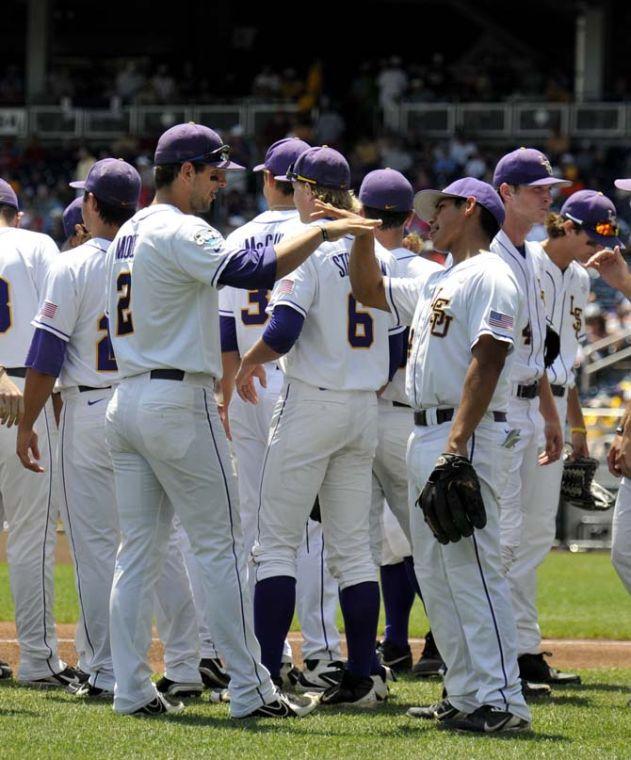 FINAL: UNC defeats LSU 4-2 to knock Tigers out of College World Series