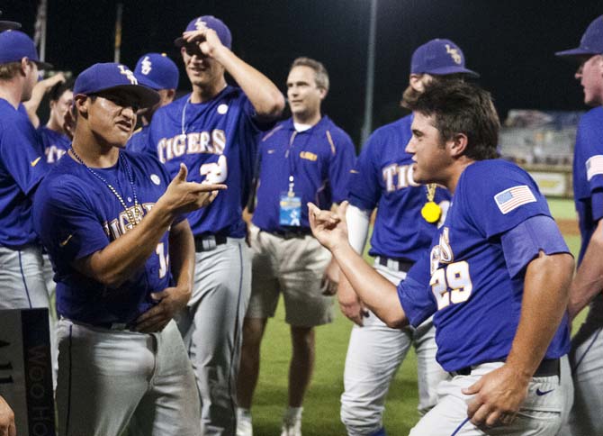 Tigers blow past Sooners, 11-1, to reach Omaha