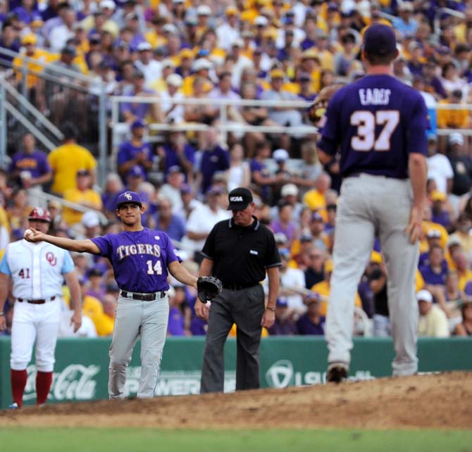 Tigers blow past Sooners, 11-1, to reach Omaha