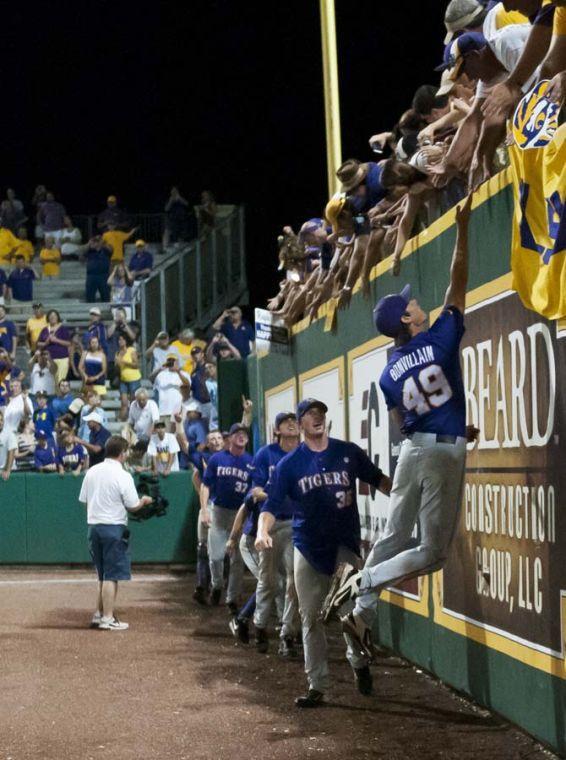 Tigers blow past Sooners, 11-1, to reach Omaha