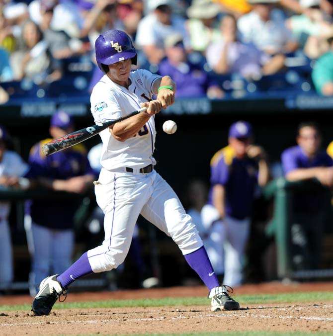 FINAL: UNC defeats LSU 4-2 to knock Tigers out of College World Series