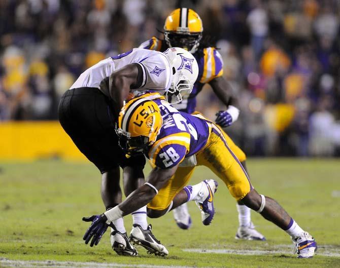 Final: Big second half helps LSU beat Furman, 48-16