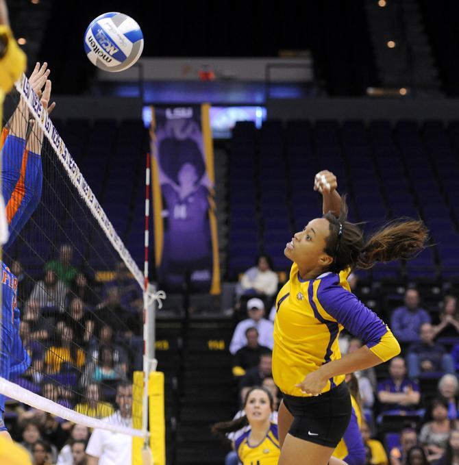 Volleyball loses to No. 5 Florida