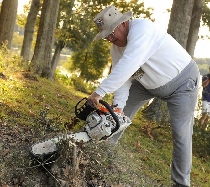 Mr. Clean: Retired Baton Rouge local inspires cleanup project for University Lakes