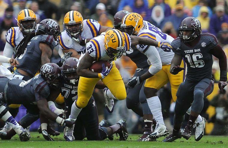 LSU sophomore running back Jeremy Hill (33) runs the ball Saturday Nov. 23, 2013 during the Tigers' 34-10 victory against Texas A&amp;M in Tiger Stadium.