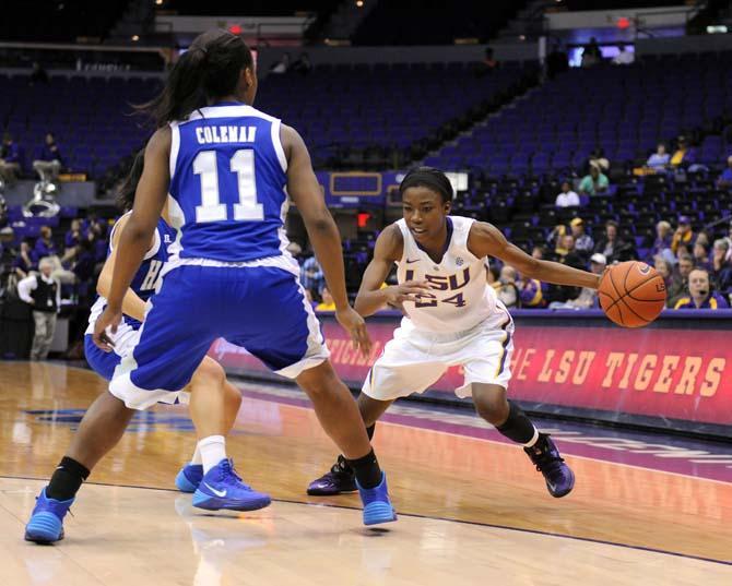 Women's Basketball: Tigers defeat Hampton, 73-54