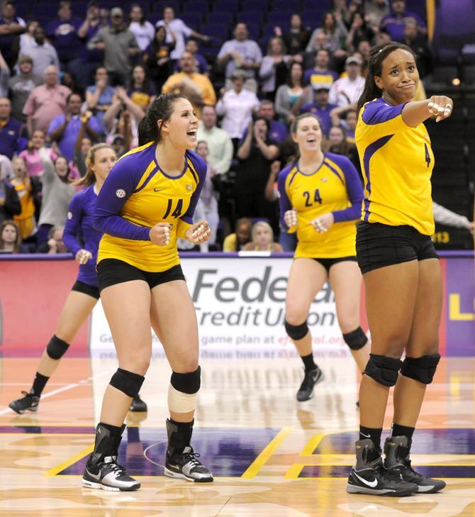 Volleyball loses to No. 5 Florida