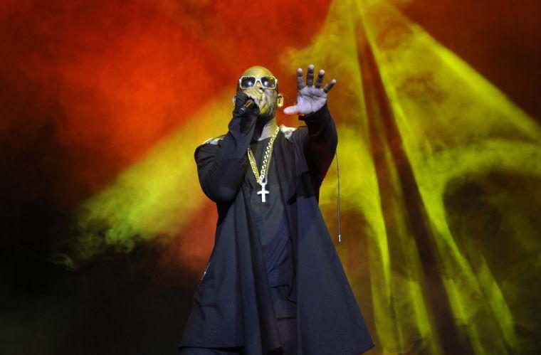 R. Kelly performs Thursday night, February 13, 2014 downtown at the Baton Rouge River Center.