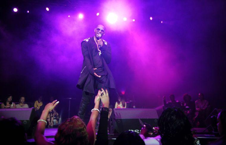 R. Kelly performs Thursday night, February 13, 2014 downtown at the Baton Rouge River Center.