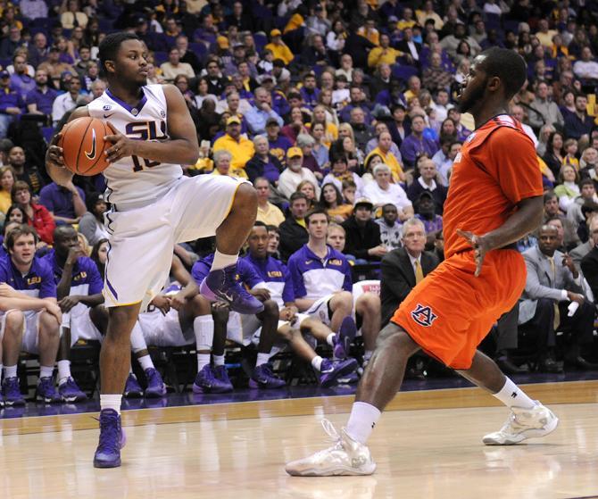 LSU senior guard Andre Stringer (10) looks for an open teammate Saturday, Feb. 8, 2013 during the Tigers' 87-80 victory against the Auburn Tigers in the PMAC.