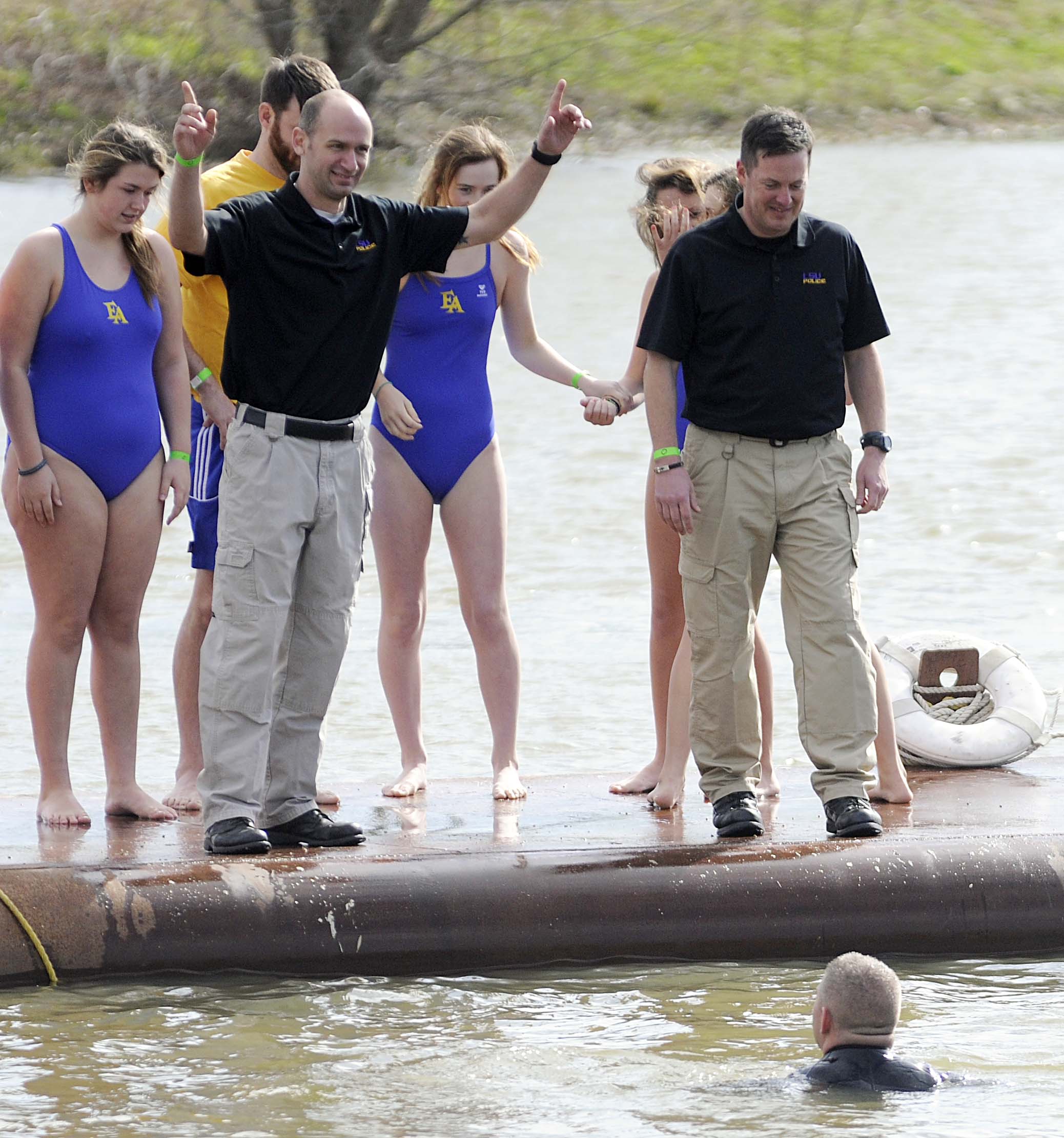 LSUPD dives into freezing lake in support of Louisiana Special Olympics