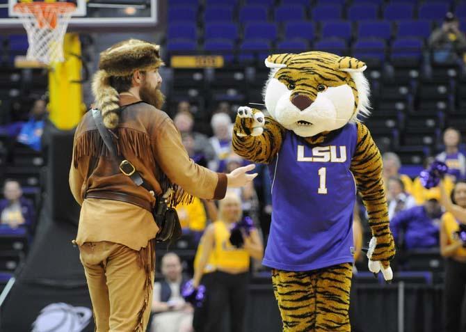 Lady Tigers come from behind to upset West Virginia, 76-67