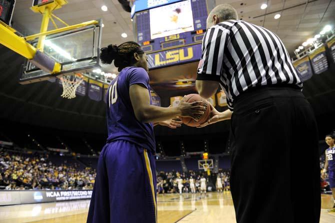 Lady Tigers come from behind to upset West Virginia, 76-67