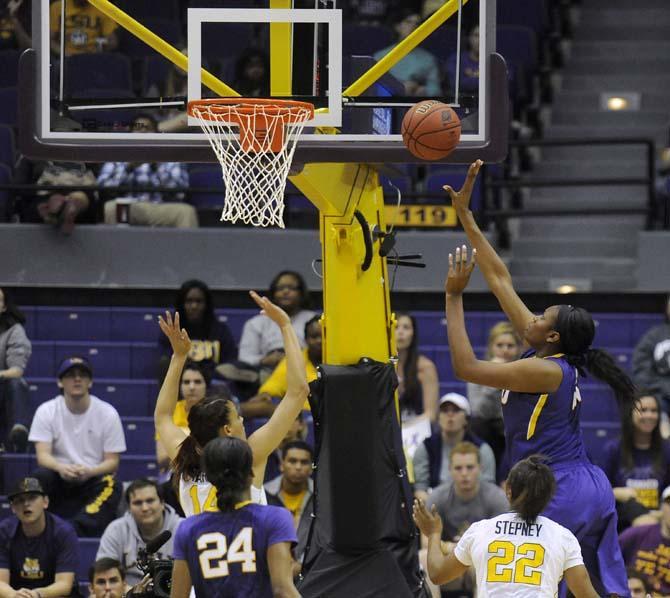 Lady Tigers come from behind to upset West Virginia, 76-67