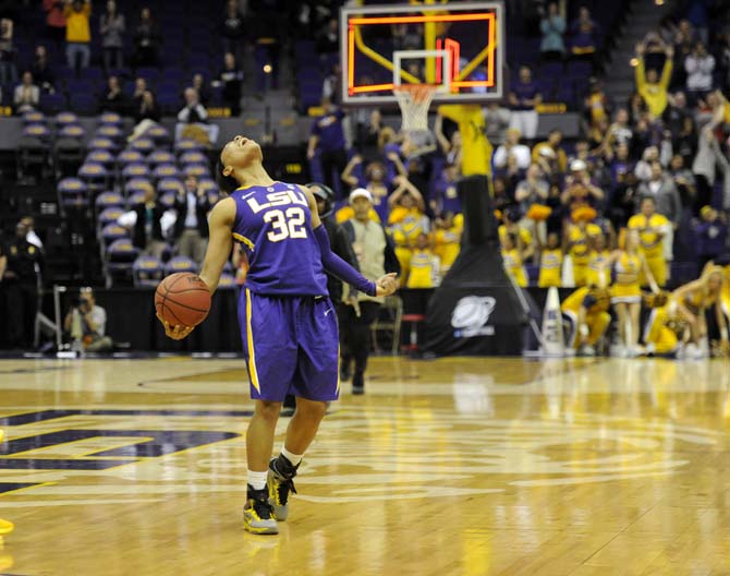 Lady Tigers come from behind to upset West Virginia, 76-67