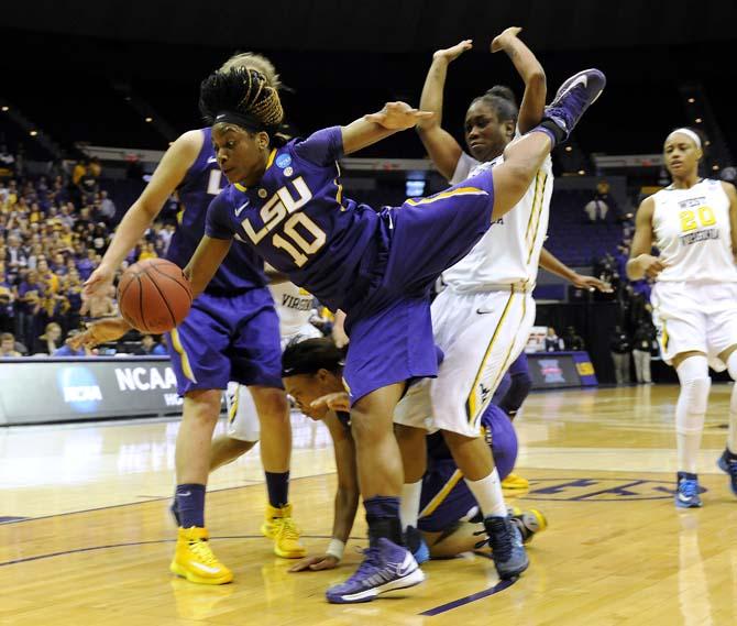 Lady Tigers come from behind to upset West Virginia, 76-67