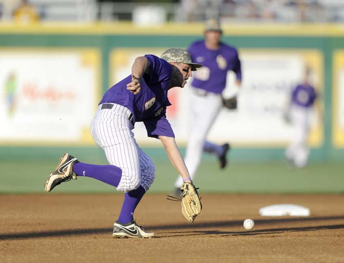 LSU sophomore infielder Alex Bregman (8) fields a ground ball Tuesday, April 22, 2014, during the Tigers' 6-0 win against Tulane in Alex Box Stadium.