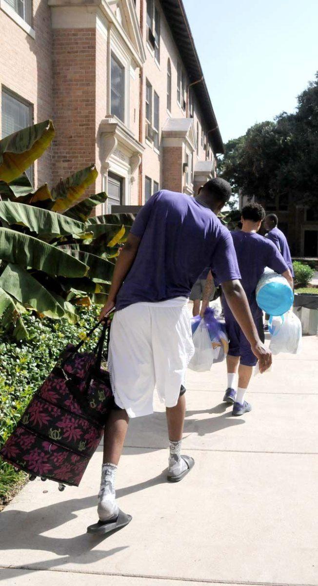 LSU basketball players assists students with their luggage Wednesday August 20, 2014 at the Pentagon.