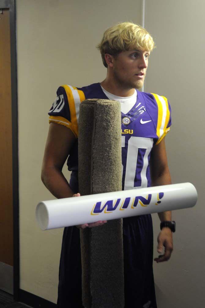 LSU linebacker Christian Pittman (50) assist students move into their dorms Wednseday August 20, 2014 in West Hall.