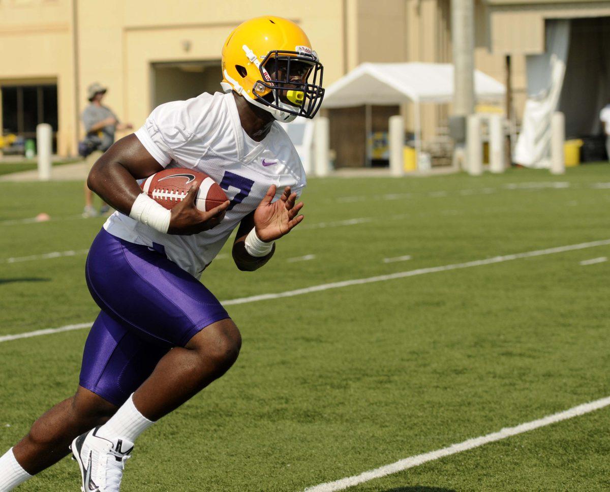 LSU freshman running back Leonard Fournette (7) runs with the ball Monday, August 4, 2014 during Fall Camp.