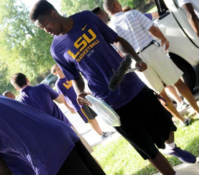 LSU basketball player Aaron Epps helps students on move in day Wednesday August 20, 2014 at the Pentagon.