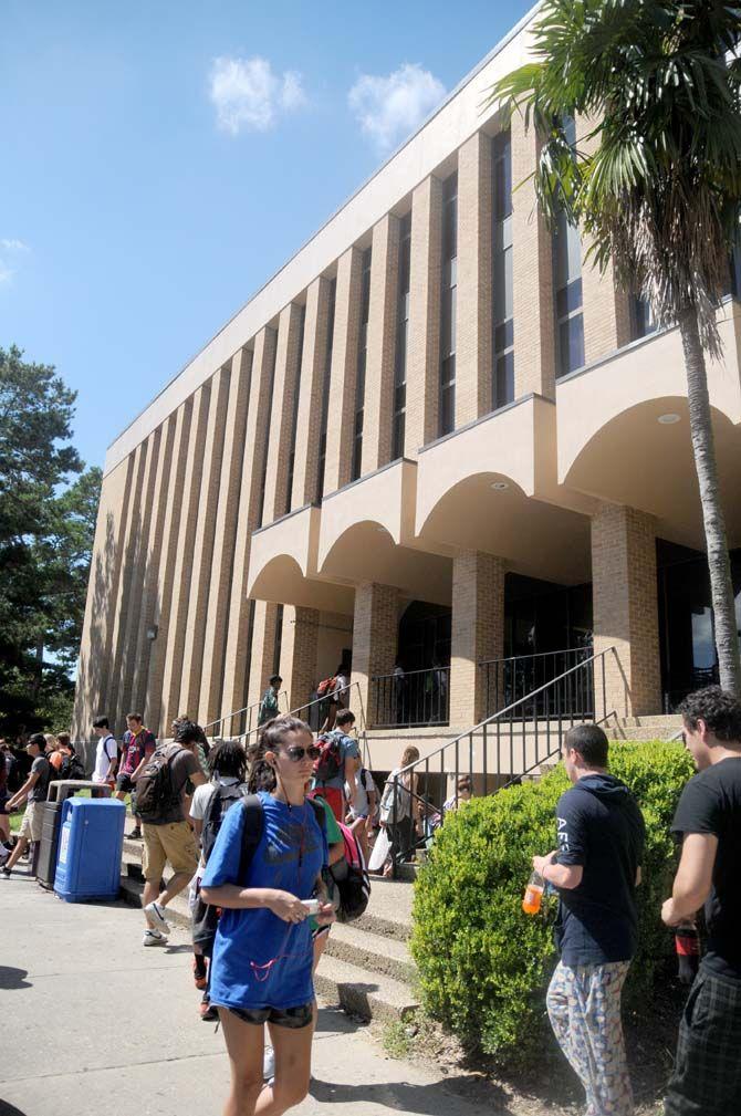 LSU students crowd the halls of the Lockett basement Tueday, attempting to get to class on time.