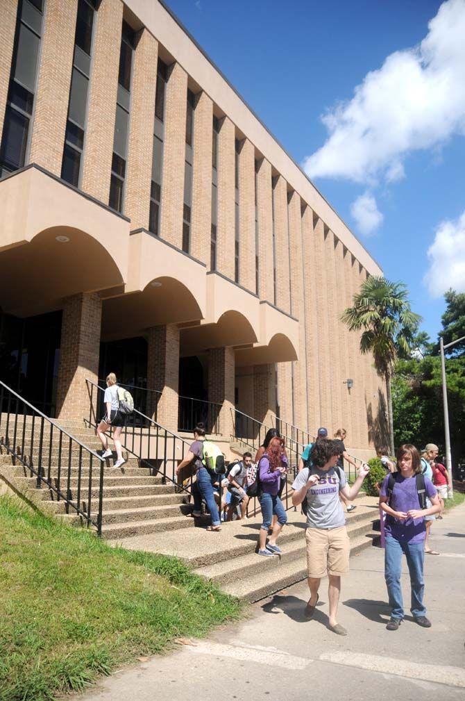 LSU students crowd the halls of the Lockett basement Tueday, attempting to get to class on time.