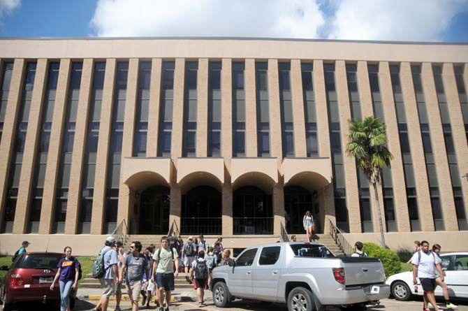 LSU students crowd the halls of the Lockett basement Tueday, attempting to get to class on time.