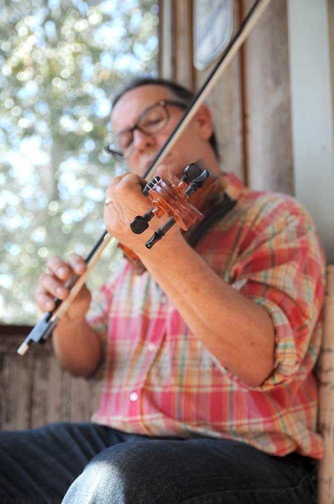 Fiddle shop strings together music and craftsmanship